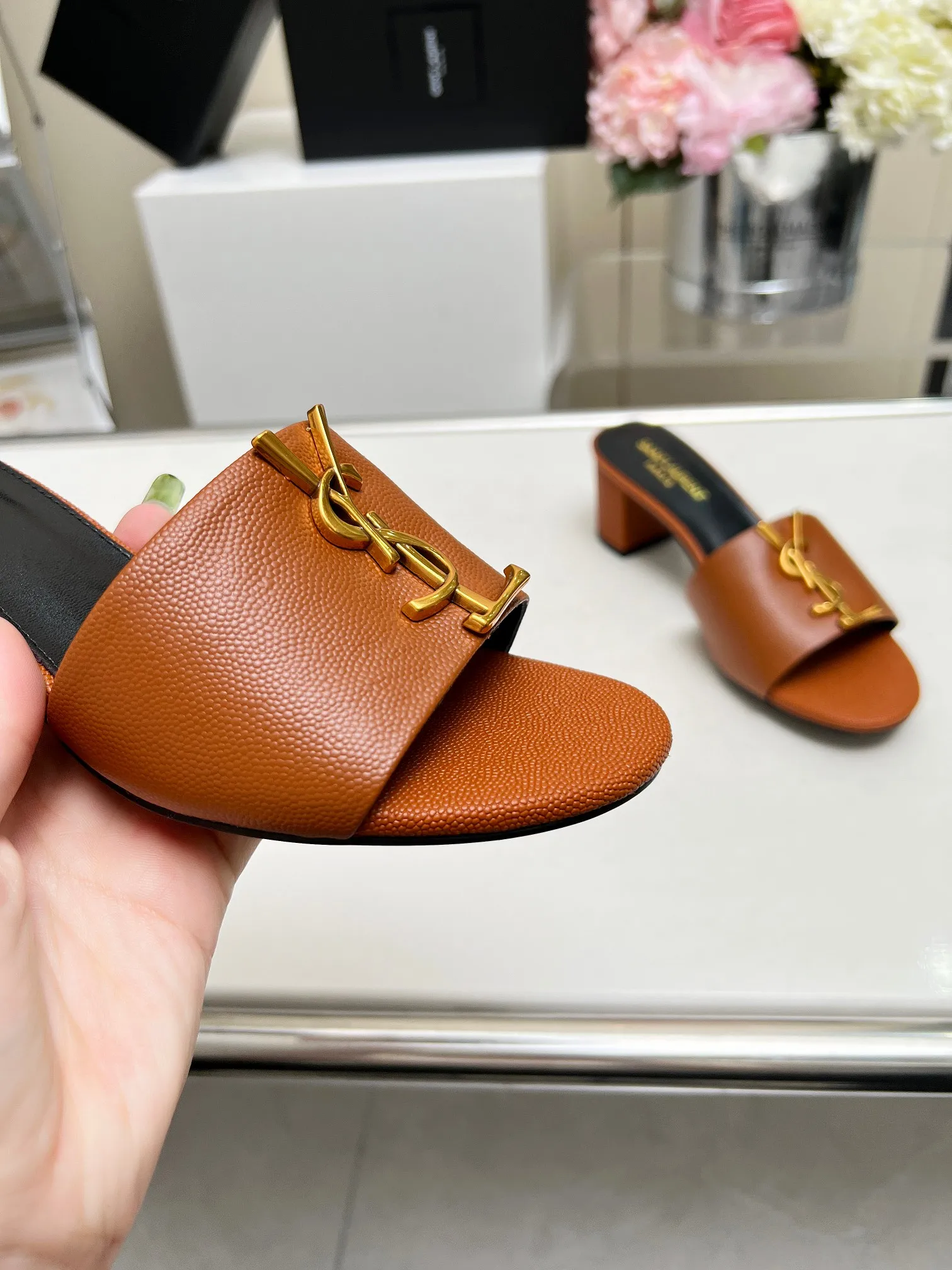 👟👟Ex-factory price 340👟👟 Genuine leather sole +30 Heel height: 5cm Fabric: Cow leather Pads: Sheep leather Size: 35-43 (42, 43 custom-made, non-returnable) [Saint Laurent] Saint Laurent 2024 counter synchronized new model, YSL-logo letter buckle decoration, high-quality and glamorous masterpiece, both temperament and fashion Classic and attractive design style, especially beautiful on the feet